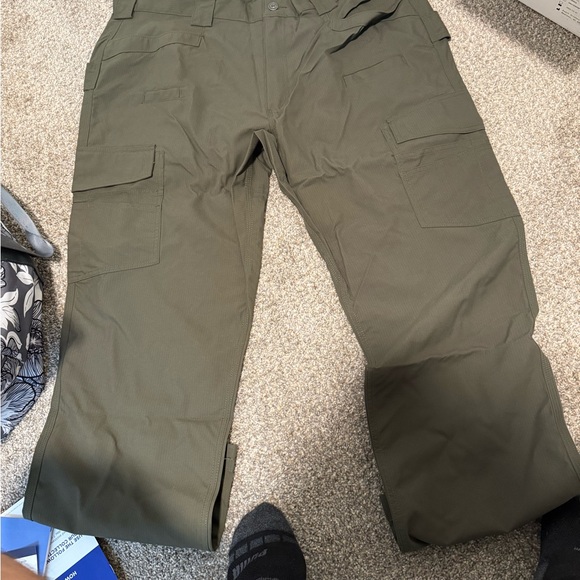 Duluth Trading Co Men's Green Cargo Pants - Picture 3 of 5